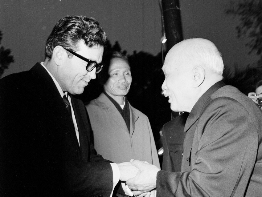 Chủ tịch Tôn Đức Thắng và Thủ tướng Phạm Văn Đồng tiếp Đoàn đại biểu Đảng và Chính phủ Bulgaria, do Chủ tịch Hội đồng bộ trưởng Stanko Todorov dẫn đầu, sang thăm Việt Nam, ngày 21/12/1971. (Ảnh: TTXVN)