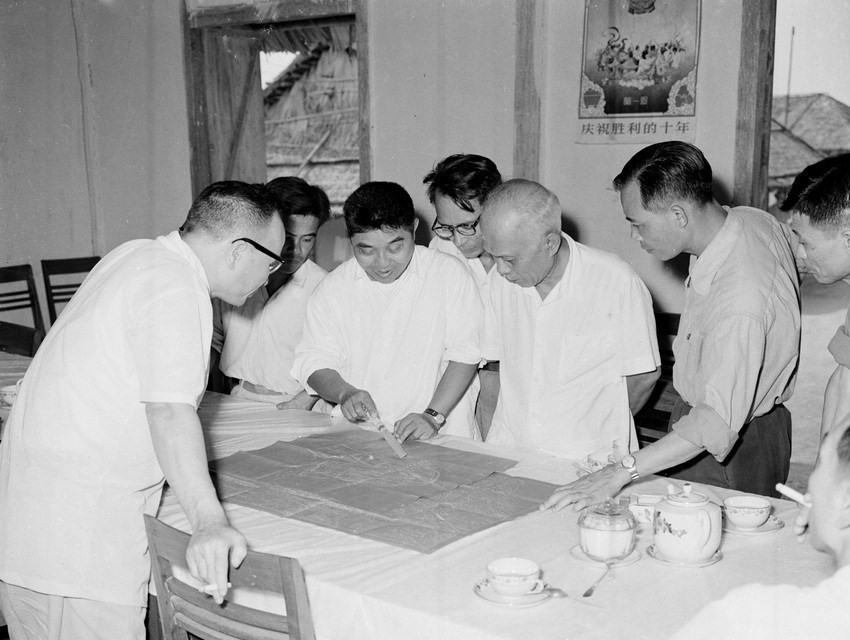 Đồng chí Tôn Đức Thắng, Chủ tịch Hội đồng bầu cử Trung ương kiểm tra tình hình chuẩn bị bầu cử Quốc hội khóa 2 tại Thái Nguyên ngày 27/4/1960. (Ảnh: TTXVN)