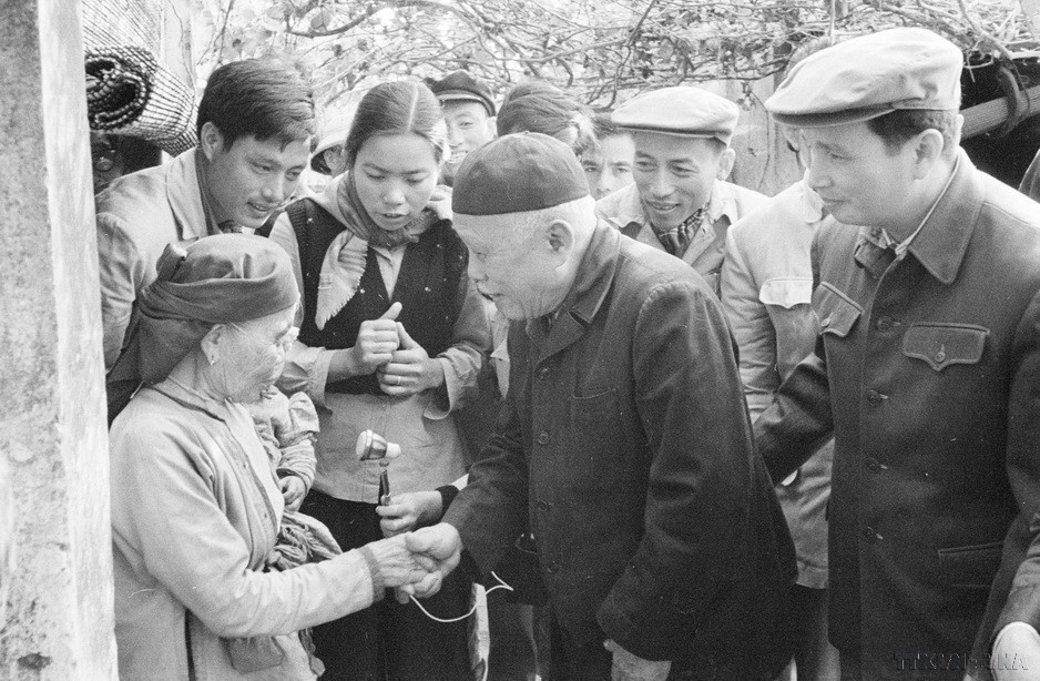 Chủ tịch Tôn Đức Thắng hỏi thăm cụ Nguyễn Thị Hun (Hợp tác xã Việt Trung, ngoại thành Hà Nội), 77 tuổi, có 1 con và 1 cháu đang tham gia kháng chiến chống Mỹ, ngày 1/1/1970. (Ảnh: TTXVN)