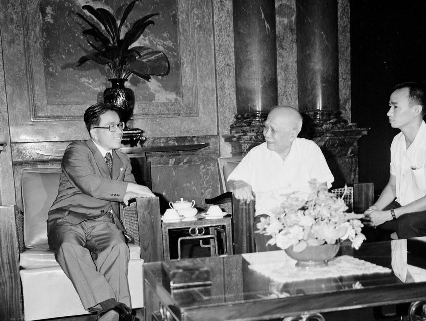 Chủ tịch Tôn Đức Thắng tiếp đồng chí Ho Dam, Ủy viên Trung ương Đảng Lao động Triều Tiên, Phó Thủ tướng Chính phủ nước CHDCND Triều Tiên, Đặc phái viên của Chủ tịch Kim Nhật Thành sang thăm Việt Nam sáng 7/8/1976. (Ảnh: Kim Hùng/TTXVN)