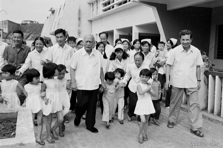 Chủ tịch Tôn Đức Thắng thăm nhà trẻ 20/10 Hà Nội nhân dịp Tết Trung Thu (26/09/1977). (Ảnh: Kim Hùng/TTXVN)