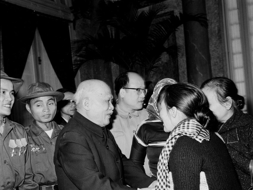 Chủ tịch Tôn Đức Thắng tiếp Đoàn đại biểu Mặt trận dân tộc giải phóng miền Nam Việt Nam và Đoàn đại biểu Liên minh các lực lượng dân tộc dân chủ và hòa bình Việt Nam ra dự Đại hội đại biểu lần thứ 3 Mặt trận Tổ quốc Việt Nam, chiều 12/12/1971. (Ảnh: Ngọc Khanh/TTXVN)