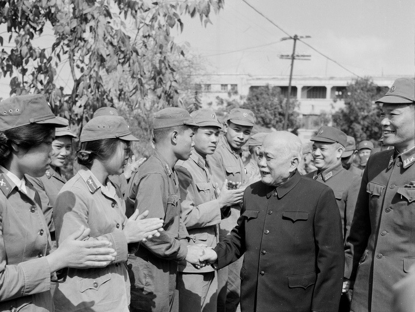 Ngày 27/3/1974, Chủ tịch Tôn Đức Thắng đến thăm cán bộ, chiến sĩ Bộ Tư lệnh Pháo binh. (Ảnh: Hứa Kiểm/TTXVN)