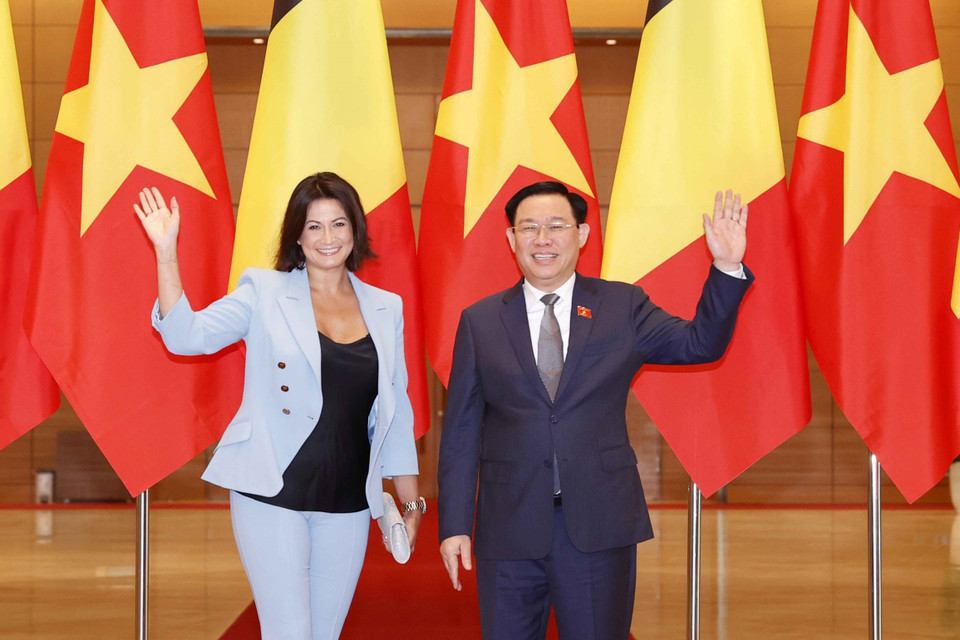Chủ tịch Quốc hội Vương Đình Huệ và Chủ tịch Thượng viện Vương quốc Bỉ Stéphanie D'Hose. (Ảnh: Doãn Tấn/TTXVN)