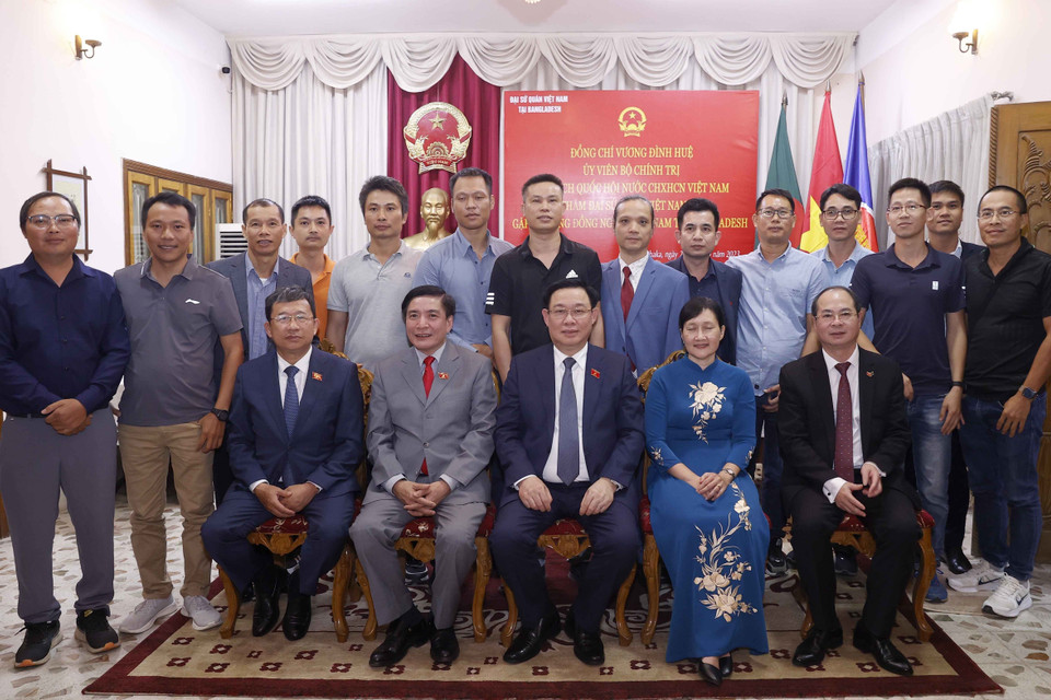 Chủ tịch Quốc hội Vương Đình Huệ chụp ảnh lưu niệm với đại biểu, cộng đồng người Việt tại Bangladesh. (Ảnh: Doãn Tấn/TTXVN)