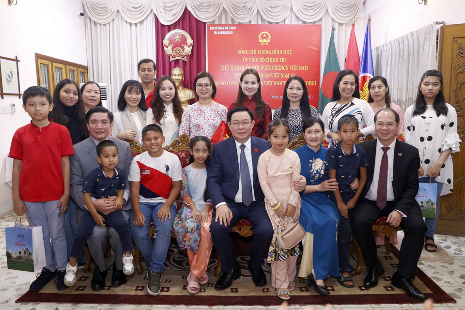 Chủ tịch Quốc hội Vương Đình Huệ chụp ảnh lưu niệm với đại biểu, cộng đồng người Việt tại Bangladesh. (Ảnh: Doãn Tấn/TTXVN)