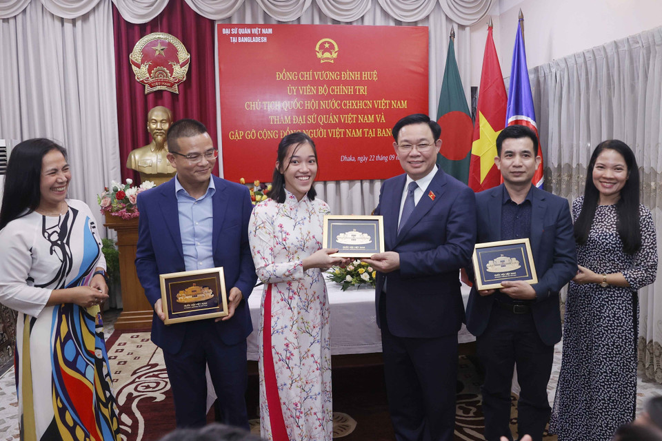 Chủ tịch Quốc hội Vương Đình Huệ tặng quà lưu niệm sinh viên tiêu biểu. (Ảnh: Doãn Tấn/TTXVN)