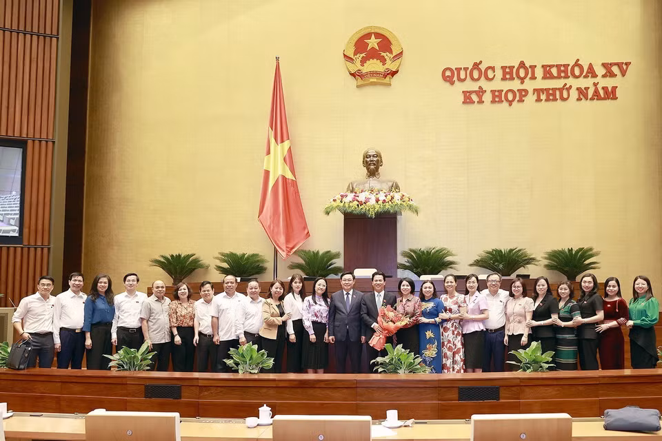 Chủ tịch Quốc hội Vương Đình Huệ chụp ảnh lưu niệm với các đại biểu. (Ảnh: Doãn Tấn/TTXVN)