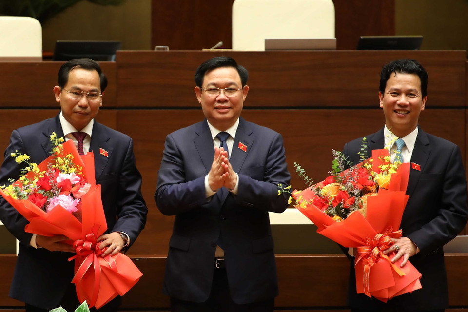 Chủ tịch Quốc hội Vương Đình Huệ chúc mừng tân Chủ nhiệm Ủy ban Tài chính-Ngân sách của Quốc hội Lê Quang Mạnh (bên trái) và tân Bộ trưởng Bộ Tài nguyên và Môi trường Đặng Quốc Khánh. (Ảnh: An Đăng/TTXVN)