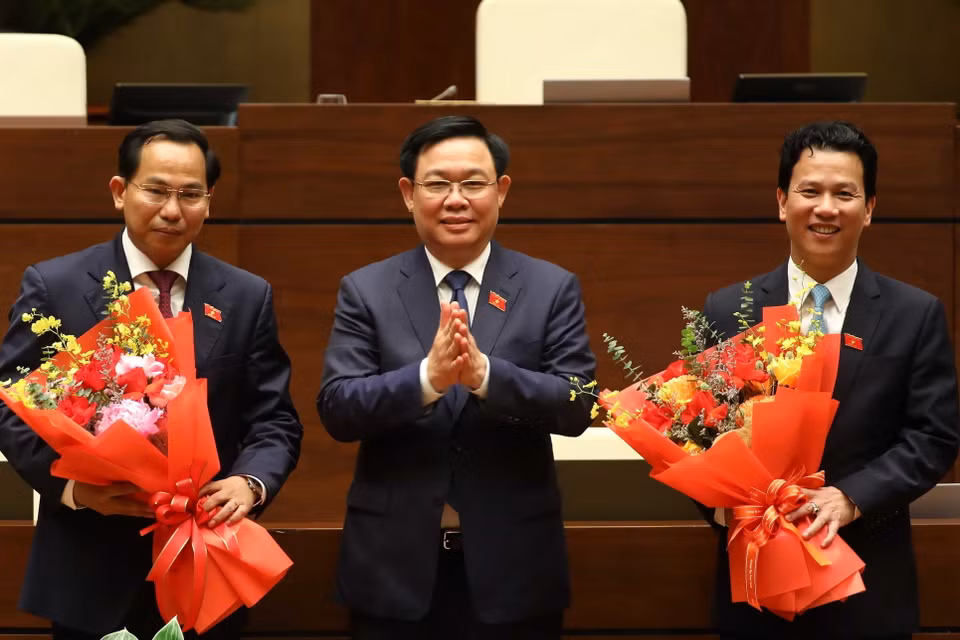 Chủ tịch Quốc hội Vương Đình Huệ chúc mừng tân Chủ nhiệm Ủy ban Tài chính-Ngân sách của Quốc hội Lê Quang Mạnh (bên trái) và tân Bộ trưởng Bộ Tài nguyên và Môi trường Đặng Quốc Khánh. (Ảnh: An Đăng/TTXVN)