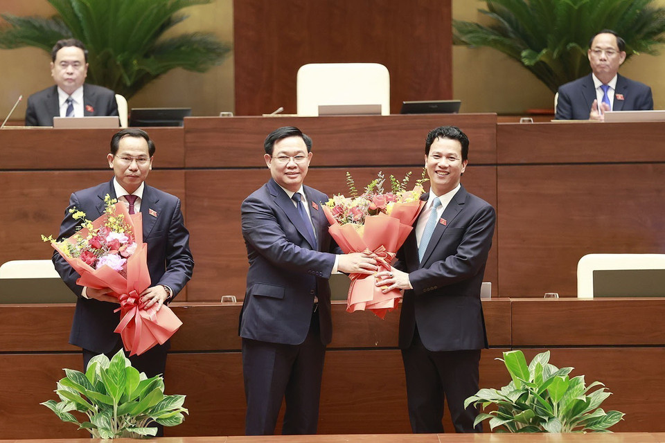 Chủ tịch Quốc hội Vương Đình Huệ chúc mừng tân Chủ nhiệm Ủy ban Tài chính-Ngân sách của Quốc hội Lê Quang Mạnh (bên trái) và tân Bộ trưởng Bộ Tài nguyên và Môi trường Đặng Quốc Khánh. (Ảnh: Doãn Tấn/TTXVN)