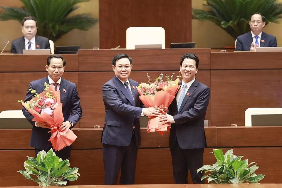 Chủ tịch Quốc hội Vương Đình Huệ chúc mừng tân Chủ nhiệm Ủy ban Tài chính-Ngân sách của Quốc hội Lê Quang Mạnh (bên trái) và tân Bộ trưởng Bộ Tài nguyên và Môi trường Đặng Quốc Khánh. (Ảnh: Doãn Tấn/TTXVN)