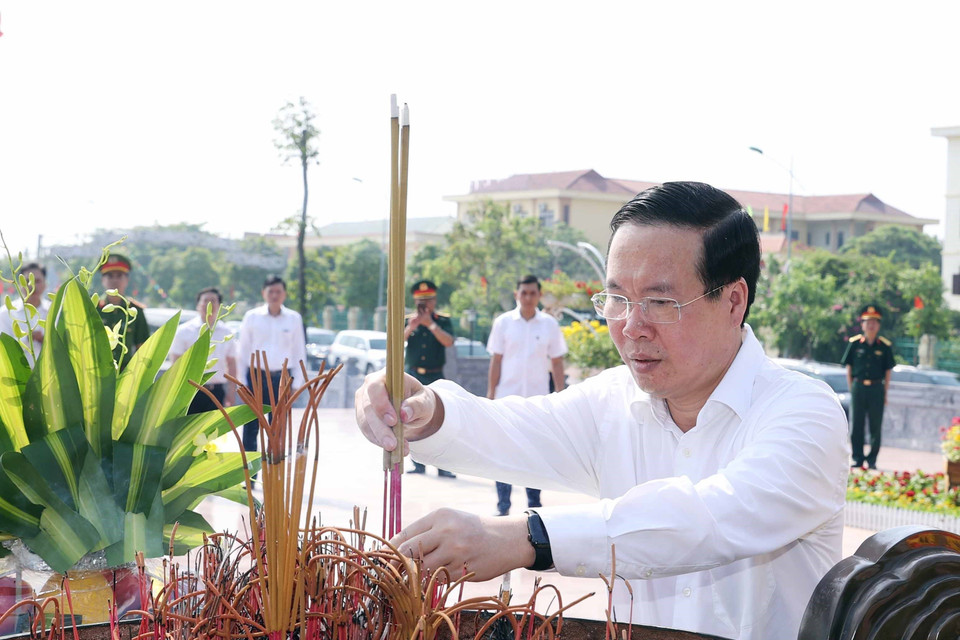 Chủ tịch nước Võ Văn Thưởng dâng hương tại Tượng đài Tổng Bí thư Trường Chinh tại thị trấn Xuân Trường, huyện Xuân Trường. (Ảnh: Thống Nhất/TTXVN)