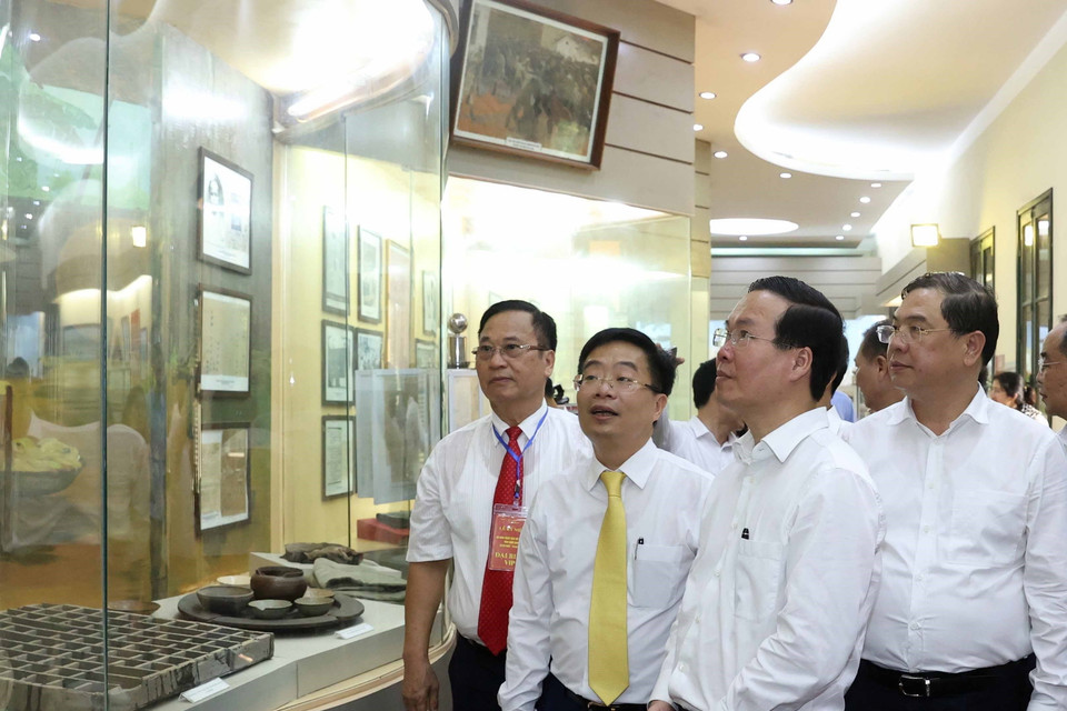 Chủ tịch nước Võ Văn Thưởng thăm Nhà truyền thống ngành dệt may Việt Nam tại thành phố Nam Định. (Ảnh: Thống Nhất/TTXVN)