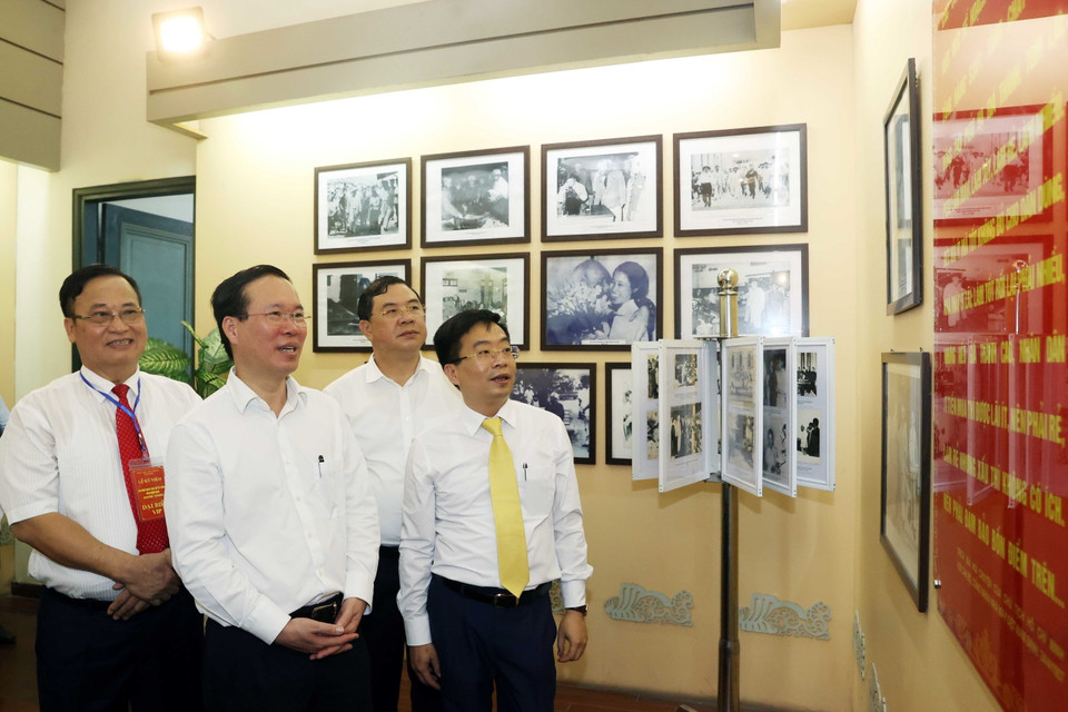 Chủ tịch nước Võ Văn Thưởng thăm Nhà truyền thống ngành dệt may Việt Nam tại thành phố Nam Định. (Ảnh: Thống Nhất/TTXVN)