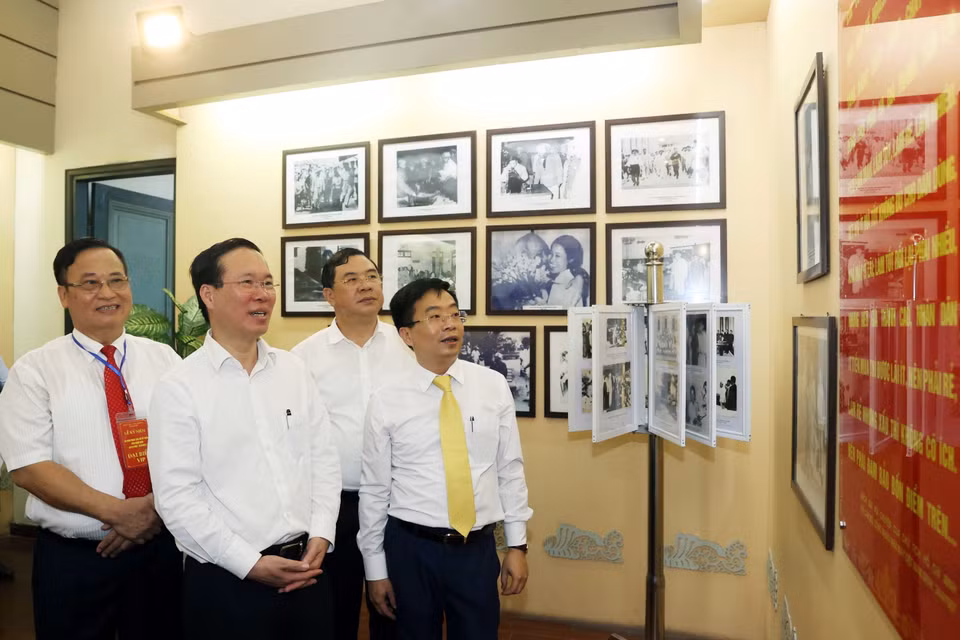 Chủ tịch nước Võ Văn Thưởng thăm Nhà truyền thống ngành dệt may Việt Nam tại thành phố Nam Định. (Ảnh: Thống Nhất/TTXVN)