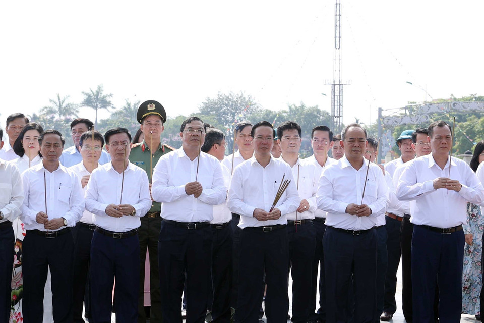 Chủ tịch nước Võ Văn Thưởng dâng hương tại Tượng đài Tổng Bí thư Trường Chinh tại thị trấn Xuân Trường, huyện Xuân Trường. (Ảnh: Thống Nhất/TTXVN)