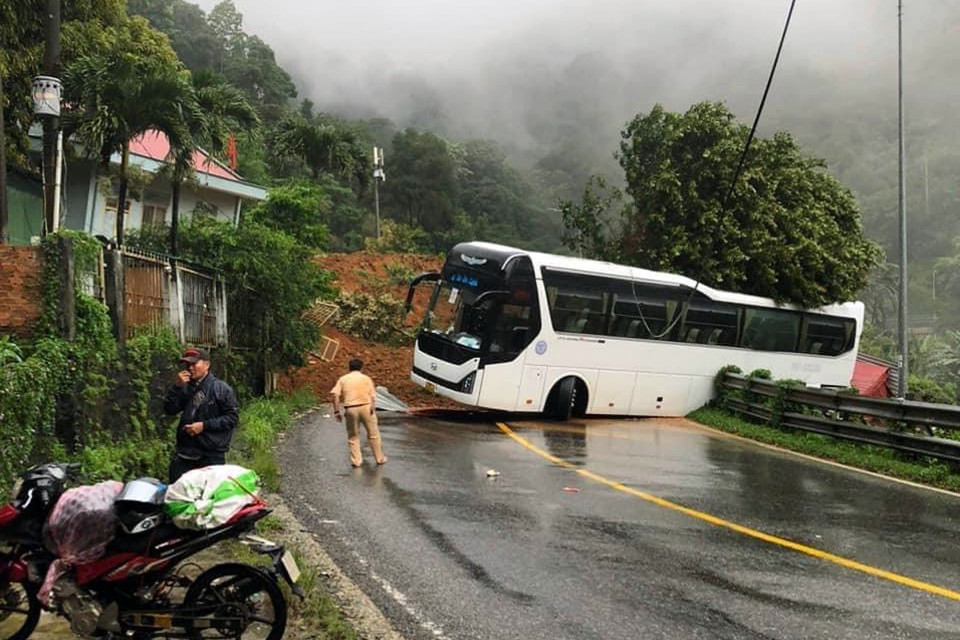 Xe khách lưu thông qua đèo Bảo Lộc bị bùn đất sạt lở suýt rơi xuống vực. (Ảnh: TTXVN phát)