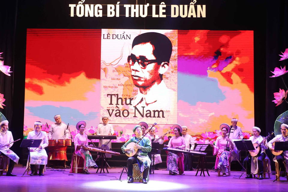 Chương trình Nghệ thuật tưởng nhớ Tổng Bí thư Lê Duẩn nhân kỷ niệm 37 năm ngày mất (10/7/1986-10/7/2023). (Ảnh: Thống Nhất/TTXVN)