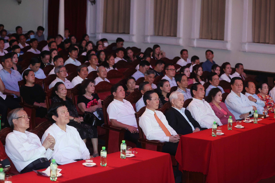 Chủ tịch nước Võ Văn Thưởng và các lãnh đạo, nguyên lãnh đạo Đảng, Nhà nước dự chương trình. (Ảnh: Thống Nhất/TTXVN)