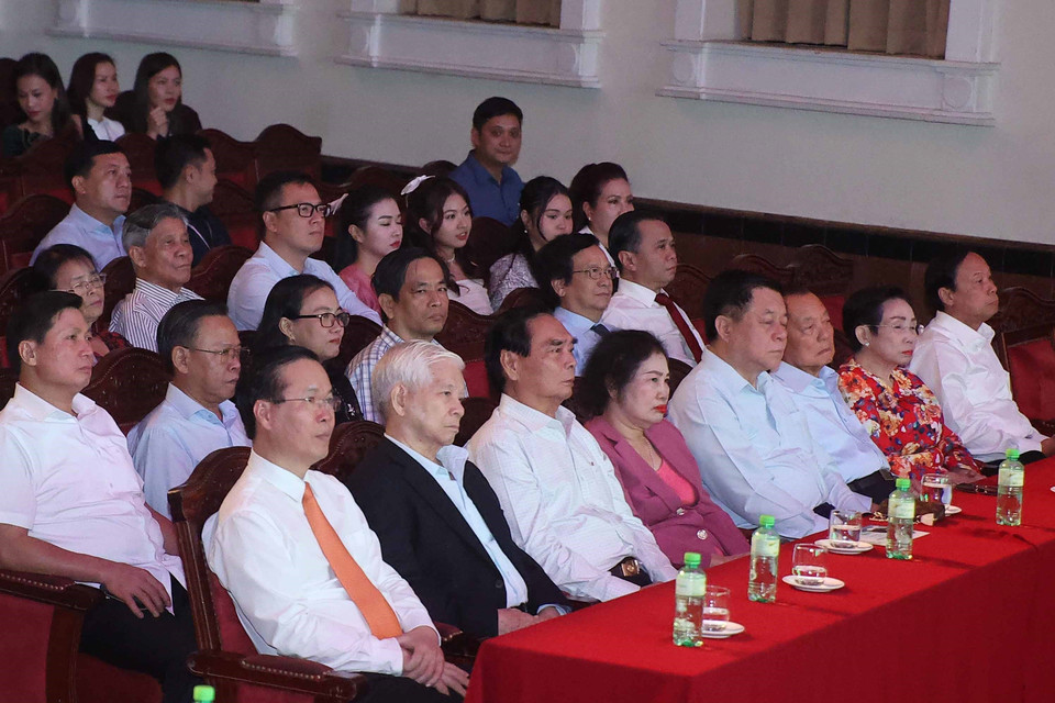 Chủ tịch nước Võ Văn Thưởng và các lãnh đạo, nguyên lãnh đạo Đảng, Nhà nước dự chương trình. (Ảnh: Thống Nhất/TTXVN)