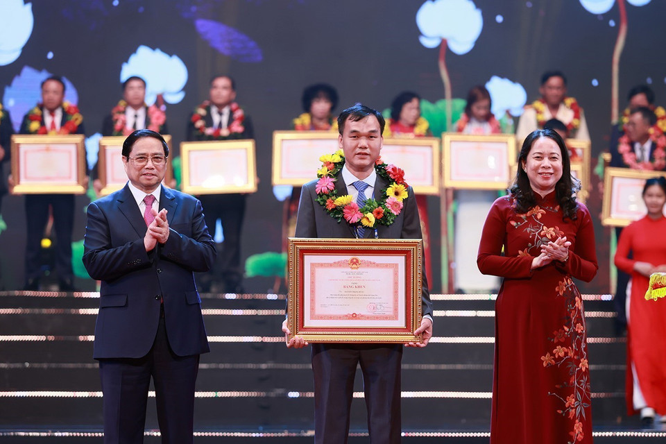 Thủ tướng Phạm Minh Chính và Phó Chủ tịch nước Võ Thị Ánh Xuân trao Bằng khen và hoa cho điển hình tiên tiến tiêu biểu. (Ảnh: Dương Giang/TTXVN)