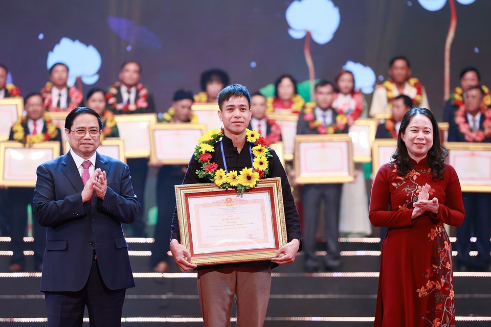 Thủ tướng Phạm Minh Chính và Phó Chủ tịch nước Võ Thị Ánh Xuân trao Bằng khen và hoa cho điển hình tiên tiến tiêu biểu. (Ảnh: Dương Giang/TTXVN)