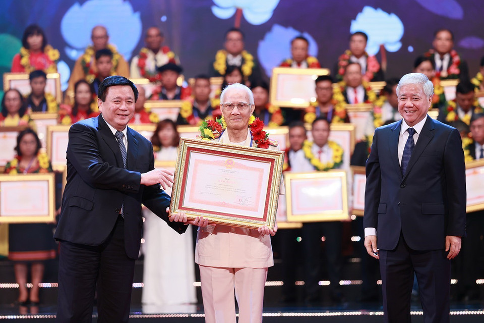 Ủy viên Bộ Chính trị, Giám đốc Học viện Chính trị Quốc gia Hồ Chí Minh Nguyễn Xuân Thắng và Bí thư Trung ương Đảng, Chủ tịch Ủy ban Trung ương Mặt trận Tổ quốc Việt Nam Đỗ Văn Chiến trao Bằng khen của Thủ tướng và hoa cho điển hình tiên tiến tiêu biểu. (Ảnh: Dương Giang/TTXVN)