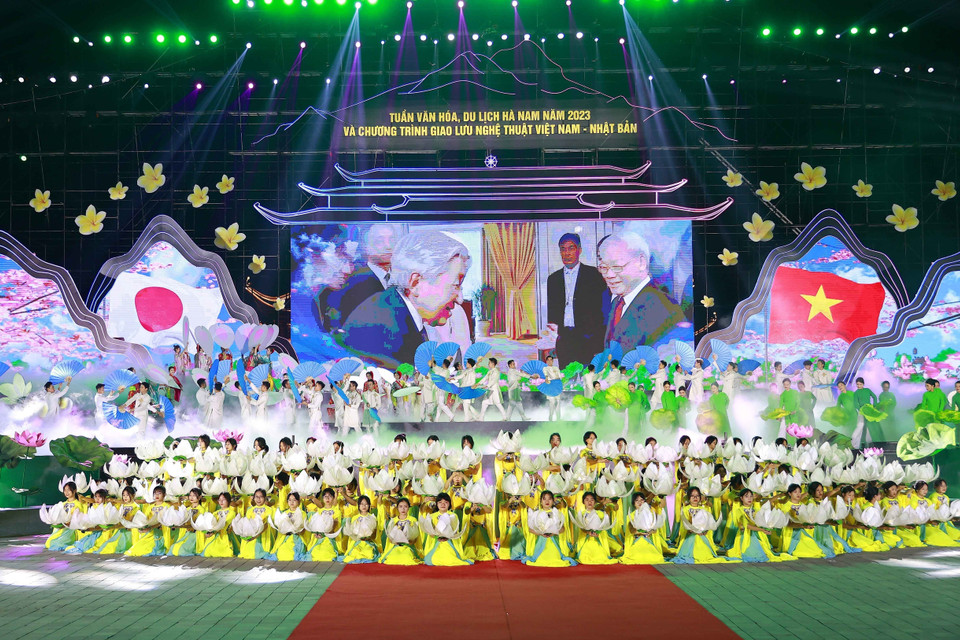 Tiết mục biểu diễn nghệ thuật truyền thống Việt Nam-Nhật Bản tại lễ khai mạc. (Ảnh: Doãn Tấn/TTXVN)