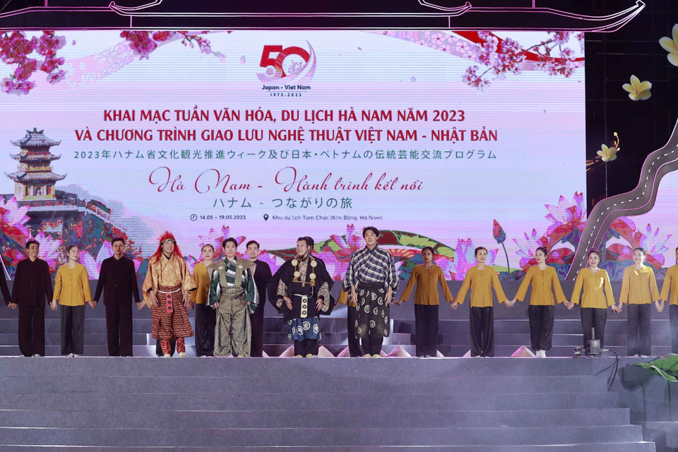 Nghệ sỹ Việt Nam, Nhật Bản biểu diễn tại lễ khai mạc. (Ảnh: Doãn Tấn/TTXVN)