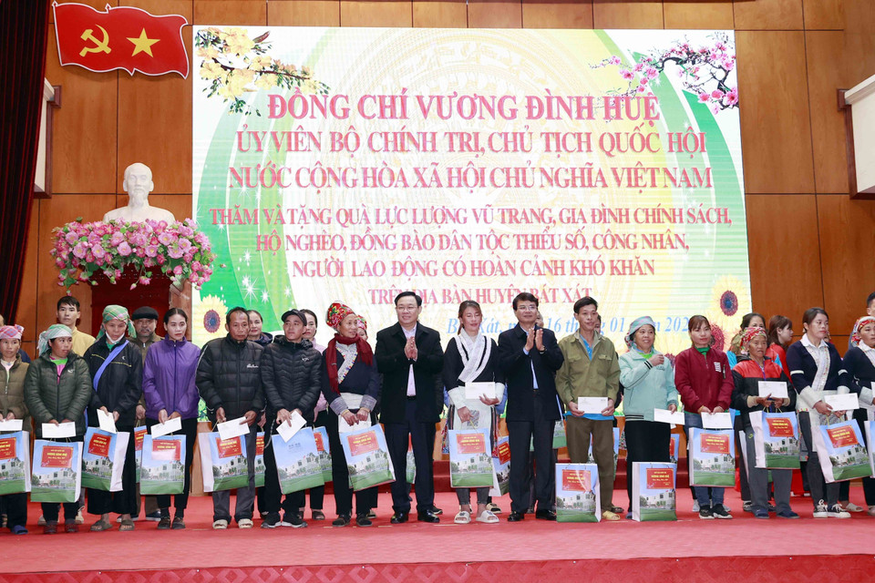 Chủ tịch Quốc hội Vương Đình Huệ tặng quà Tết cho gia đình chính sách, hộ nghèo, đồng bào dân tộc thiểu số, công nhân, người lao động có hoàn cảnh khó khăn trên địa bàn huyện Bát Xát, tỉnh Lào Cai. (Ảnh: Doãn Tấn/TTXVN)