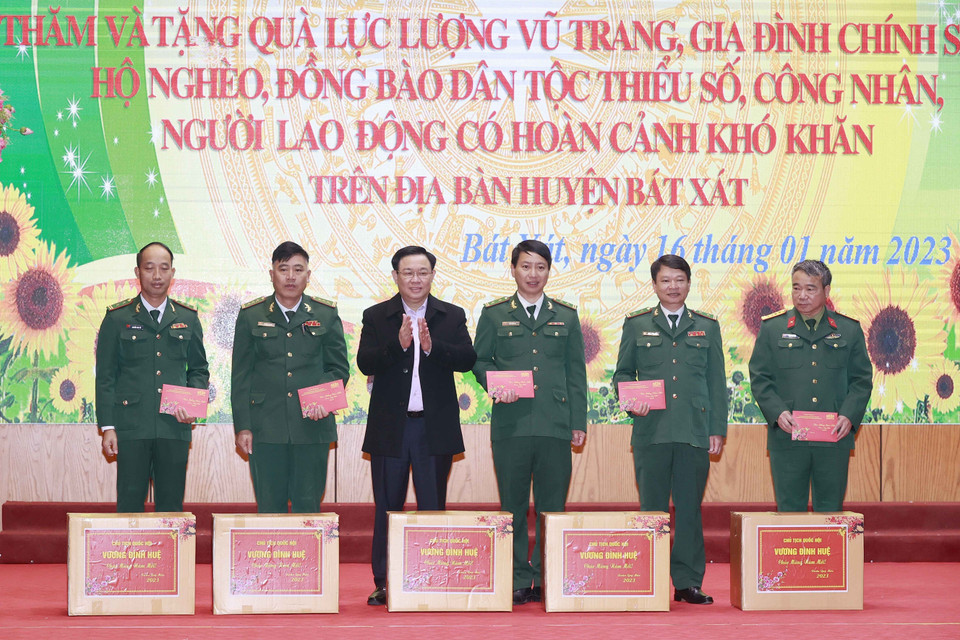 Chủ tịch Quốc hội Vương Đình Huệ tặng quà Tết cho cán bộ, chiến sỹ các đồn Biên phòng: Bát Xát, Y Tý, A Mú Sung, Trịnh Tường và Đoàn Kinh tế Quốc phòng 345. (Ảnh: Doãn Tấn/TTXVN)