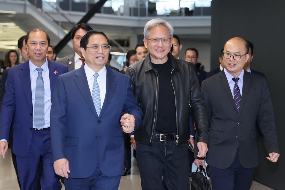 Thủ tướng Phạm Minh Chính với Chủ tịch và đồng sáng lập của NVIDIA Jensen Huang. (Ảnh: Dương Giang/TTXVN)