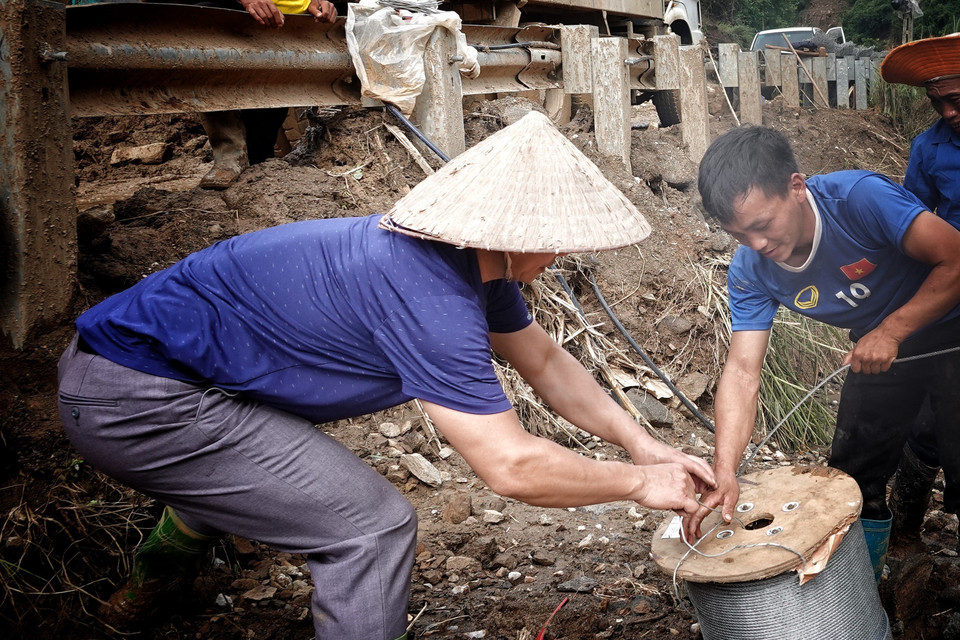 Huyện Mù Cang Chải đã hỗ trợ xã Lao Chải làm dây cáp treo và huy động lực lượng tại chỗ đóng bè, mảng để vận chuyển nhu yếu phẩm. (Ảnh: Tuấn Anh/TTXVN)