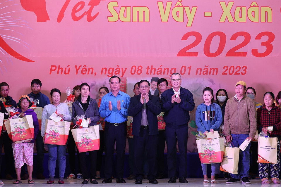 Thủ tướng Phạm Minh Chính tặng quà cho công nhân, người lao động. (Ảnh: Dương Giang/TTXVN)