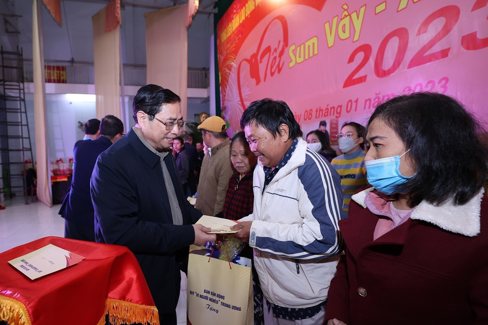 Thủ tướng Phạm Minh Chính tặng quà cho công nhân, người lao động. (Ảnh: Dương Giang/TTXVN)