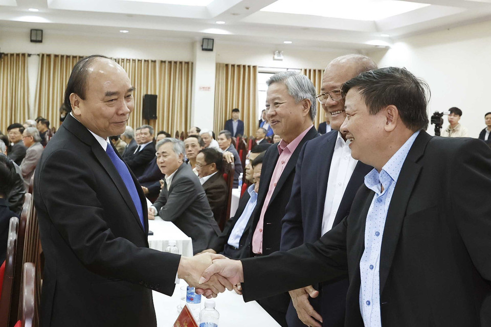 Chủ tịch nước Nguyễn Xuân Phúc gặp các cán bộ cấp cao, tướng lĩnh quân đội, công an đã nghỉ hưu ở các tỉnh, thành miền Trung, Tây Nguyên nhân dịp Xuân Quý Mão 2023. (Ảnh: Thống Nhất/TTXVN)