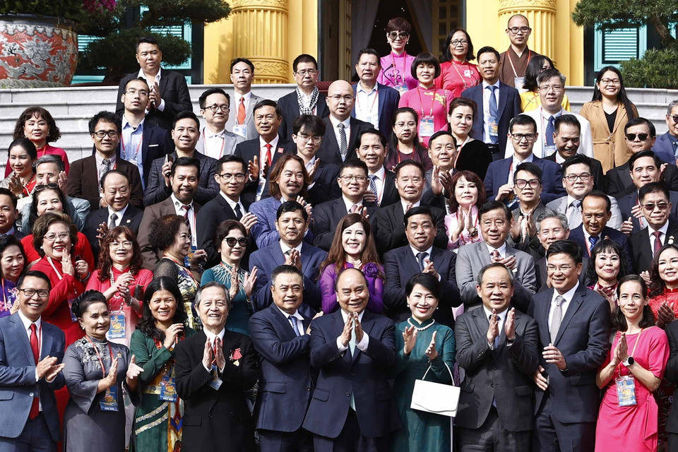 Chủ tịch nước Nguyễn Xuân Phúc và Phu nhân chụp ảnh chung với các đại biểu kiều bào dự Chương trình Xuân Quê hương 2023, tại Phủ Chủ tịch. (Ảnh: Thống Nhất/TTXVN)