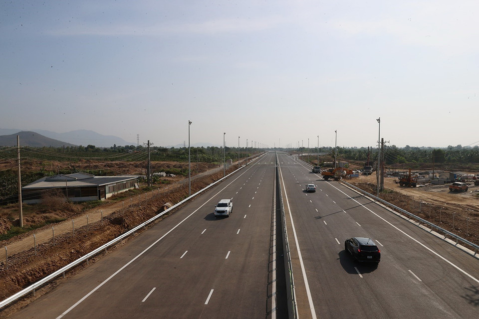 Tuyến đường bộ Cao tốc Phan Thiết-Dầu Giây dài 99km, đi qua hai tỉnh Bình Thuận (47,7 km) và Đồng Nai (dài 51,3 km). Trong ảnh: Cao tốc Phan Thiết-Dầu Giây đi qua địa bàn tỉnh Bình Thuận. (Ảnh: Dương Giang/TTXVN)