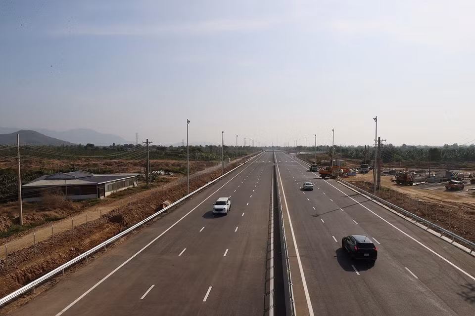 Tuyến đường bộ Cao tốc Phan Thiết-Dầu Giây dài 99km, đi qua hai tỉnh Bình Thuận (47,7 km) và Đồng Nai (dài 51,3 km). Trong ảnh: Cao tốc Phan Thiết-Dầu Giây đi qua địa bàn tỉnh Bình Thuận. (Ảnh: Dương Giang/TTXVN)