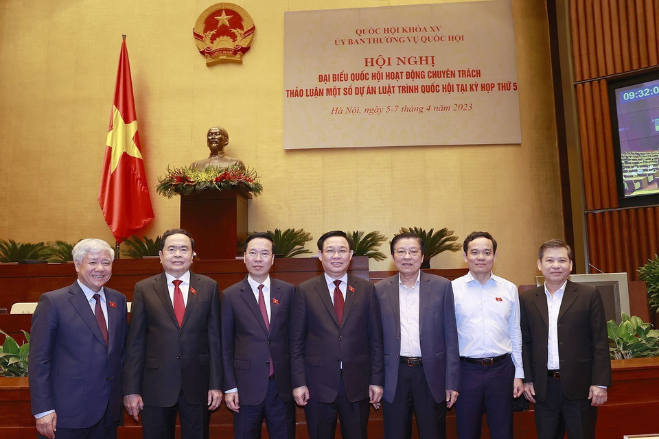 Chủ tịch nước Võ Văn Thưởng, Chủ tịch Quốc hội Vương Đình Huệ với đại biểu. (Ảnh: Doãn Tấn/TTXVN)