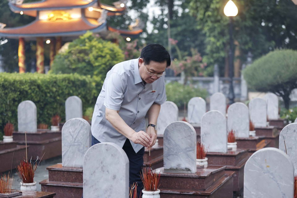 Chủ tịch Quốc hội Vương Đình Huệ thắp hương tưởng nhớ tại Nghĩa trang Liệt sỹ Quốc gia Trường Sơn. (Ảnh: Doãn Tấn/TTXVN)