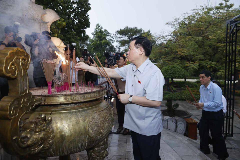 Chủ tịch Quốc hội Vương Đình Huệ dâng hương tại Nghĩa trang Liệt sỹ Quốc gia Trường Sơn. (Ảnh: Doãn Tấn/TTXVN)