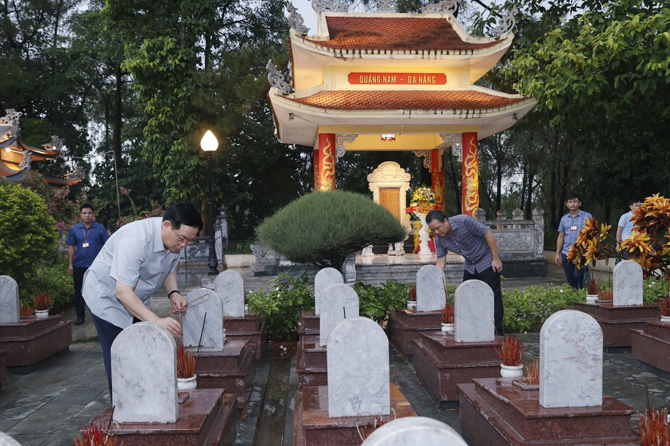 Chủ tịch Quốc hội Vương Đình Huệ thắp hương tưởng nhớ tại Nghĩa trang Liệt sỹ Quốc gia Trường Sơn. (Ảnh: Doãn Tấn/TTXVN)