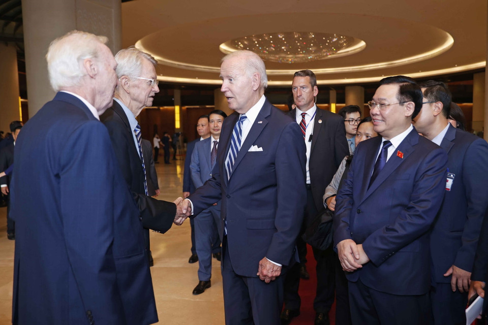 Chủ tịch Quốc hội Vương Đình Huệ, Tổng thống Hoa Kỳ Joe Biden với đại biểu. (Ảnh: Doãn Tấn/TTXVN)