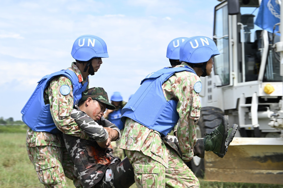Cấp cứu lực lượng công binh bị thương trong khi rà phá bom mìn, vật liệu nổ tại hiện trường. (Ảnh: TTXVN phát)