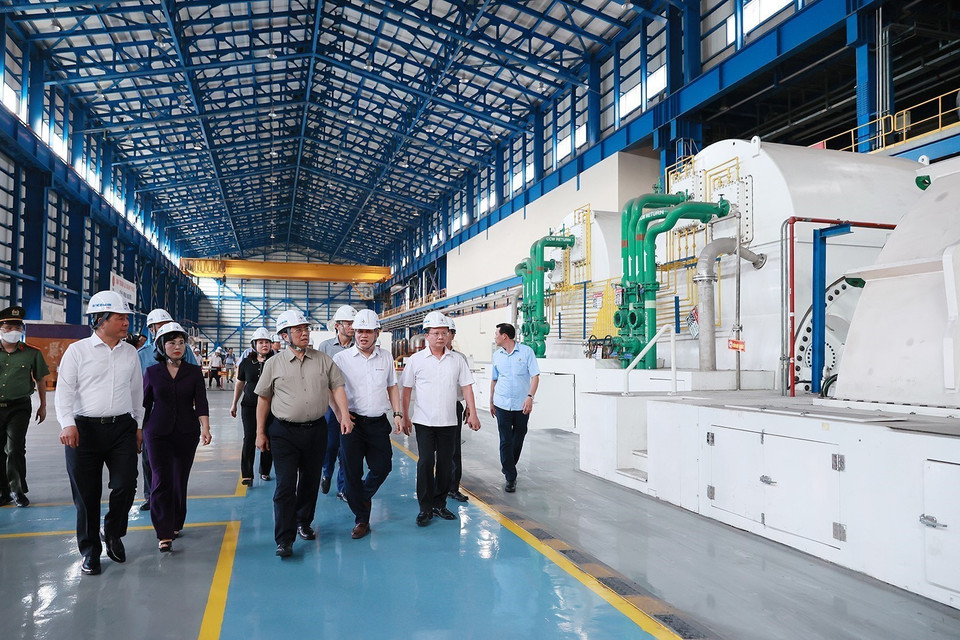 Thủ tướng Phạm Minh Chính đến kiểm tra tình hình sản xuất và cung ứng điện tại Công ty Nhiệt điện Mông Dương. (Ảnh: Dương Giang/TTXVN)