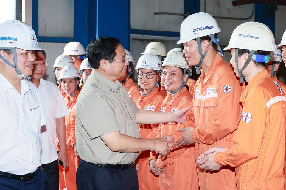 Thủ tướng Phạm Minh Chính động viên công nhân, kỹ sư Công ty Nhiệt điện Mông Dương. (Ảnh: Dương Giang/TTXVN)