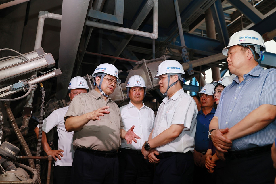 Thủ tướng Phạm Minh Chính đến kiểm tra tình hình sản xuất và cung ứng điện tại Công ty Nhiệt điện Mông Dương. (Ảnh: Dương Giang/TTXVN)