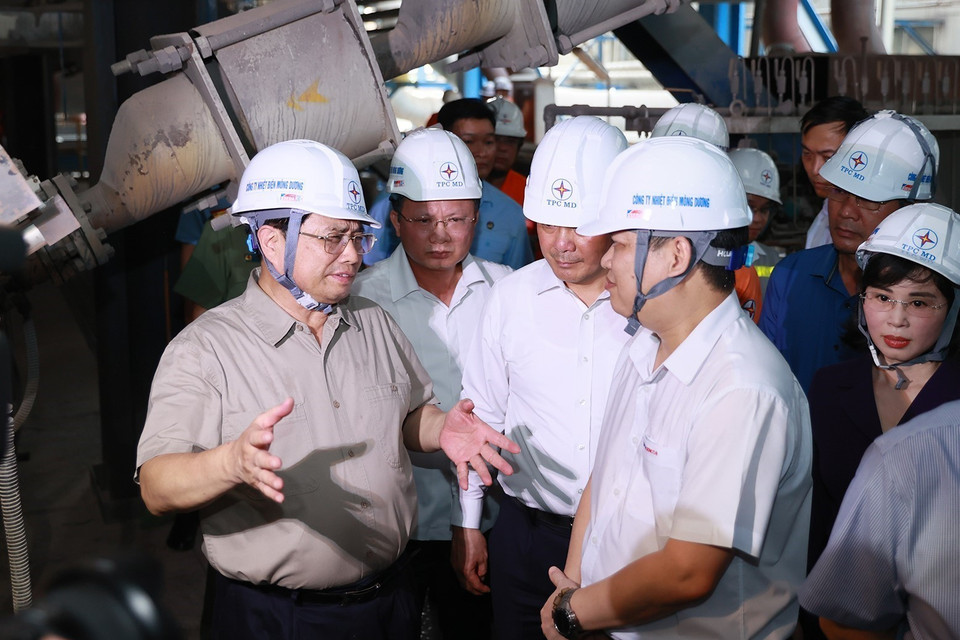 Thủ tướng Phạm Minh Chính đến kiểm tra tình hình sản xuất và cung ứng điện tại Công ty Nhiệt điện Mông Dương. (Ảnh: Dương Giang/TTXVN)